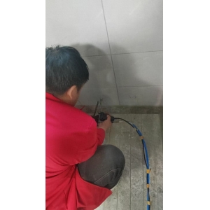 碑林老小区瓷砖空鼓修复—— 免砸砖技术守